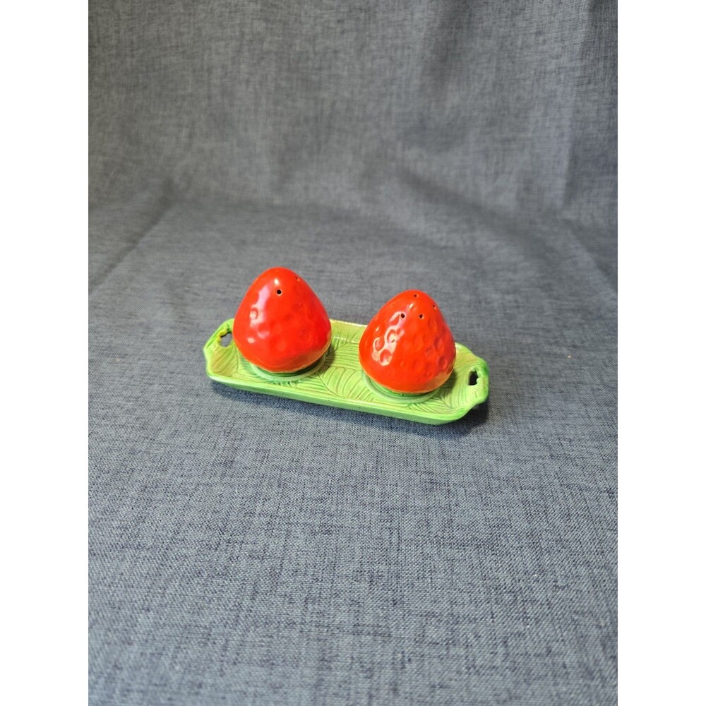 Vintage Ceramic Strawberry Salt & Pepper Shaker Made In Japan Cottagecore Cute